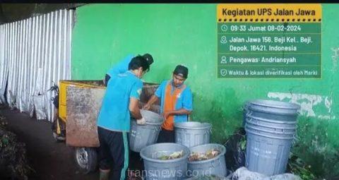 Petugas pengangkutan sampah Kecamatan Beji mengolah sampah organik di UPS Beji. (dok.UPS Beji)