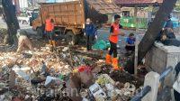 DPUPR Kota Depok bersama Satgas PPSU DKJ angkut sampah di Kali Cabang Tengah, Jalan Tanah Baru, Beji, (dok.DPUPR)