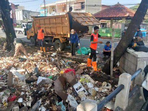 DPUPR Kota Depok bersama Satgas PPSU DKJ angkut sampah di Kali Cabang Tengah, Jalan Tanah Baru, Beji, (dok.DPUPR)