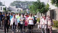 Wali Kota Depok Mohammad Idris (kaos putih - depan tengah) bersama perangkat daerah berjalan kaki sejauh kurang lebih 2 kilometer dalam rangka World Walking Day.