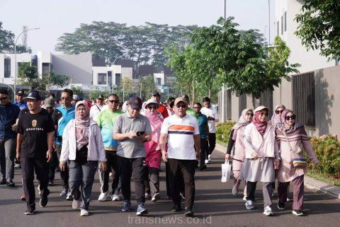 Wali Kota Depok Mohammad Idris (kaos putih - depan tengah) bersama perangkat daerah berjalan kaki sejauh kurang lebih 2 kilometer dalam rangka World Walking Day.