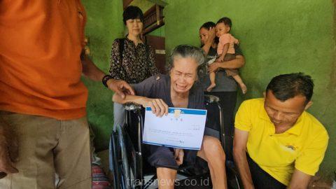 Ibu Rosmiah Penerima Bantuan Kursi Roda