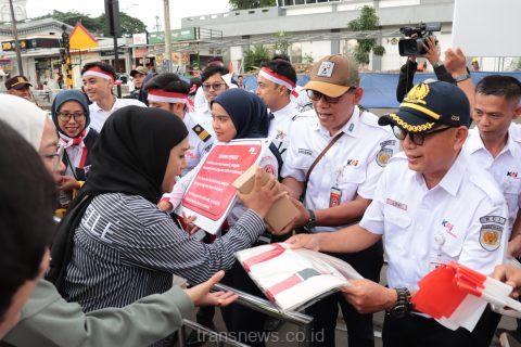 KAI Commuter Berbagi Suvenir Kepada Pengguna Commuter Line yang Hafal Ikrar Sumpah Pemuda