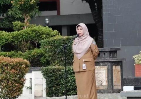 Penjabat Sekretaris Daerah Kota Depok Nina Suzana memimpin apel pagi di Halaman Balai Kota Depok