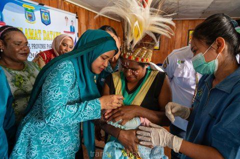 Kunjungi Posyandu Moga Mamberamo Tengah, Herwin Wanggai Berikan Imunisasi dan Makanan Sehat