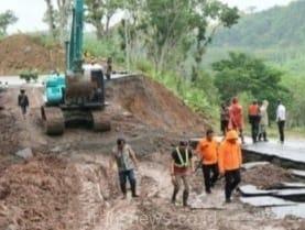 BPBD Jatim Bersama BPBD Kabupaten Malang Tinjau Longsor di Jalur Lintas Selatan