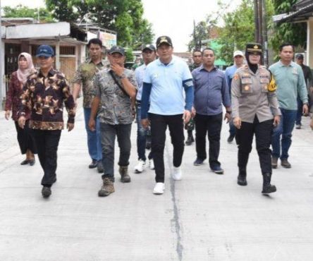 Plt. Bupati Sidoarjo Subandi Sidak Dua Proyek Jalan Betonisasi