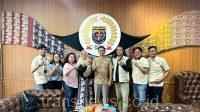 SWI Kota Depok foto bersama Ketua DPRD Kota Depok Ade Supriyatna