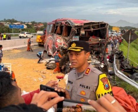 Polisi Evakuasi Korban Kecelakaan Bus di Tol Pandaan – Malang