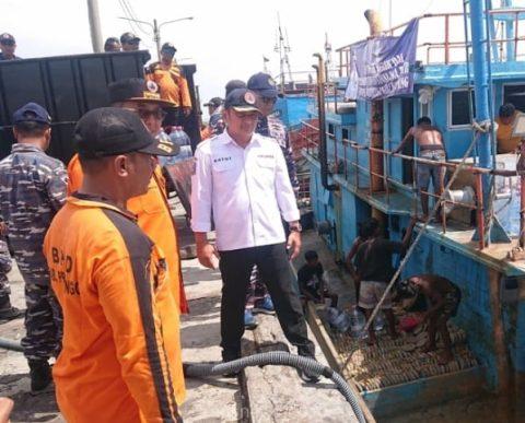 Kalaksa BPBD Jawa timur, Gatot Soebroto saat mengirimkan bantuan air bersih ke Gili Ketapang, Probolinggo. Rabu (4/12/2024).