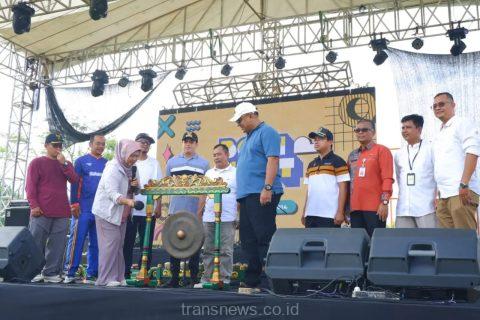 Pj Sekda Kota Depok Nina Suzana membuka kegiatan Beji Fest 2024 di Lapangan Kukusan Kecamatan Beji. (dok.MGG Fajar).