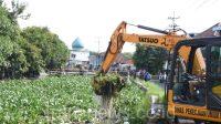 Pemkab Sidoarjo Bersama Kodim 0816 Sidoarjo Bersihkan Sungai Pelayaran