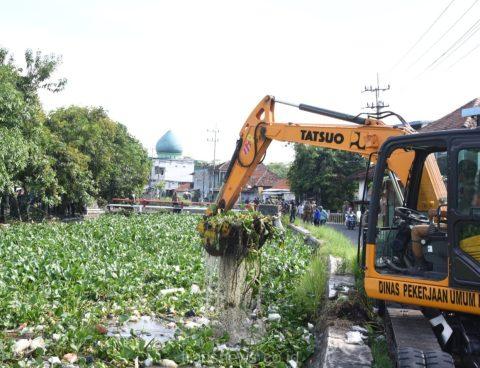 Pemkab Sidoarjo Bersama Kodim 0816 Sidoarjo Bersihkan Sungai Pelayaran