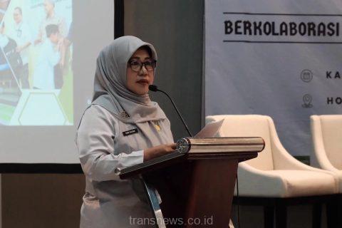 Pj Sekda Kota Depok memberikan sambutan diacara CSR Gathering dan Forum Kemitraan di Hotel Santika