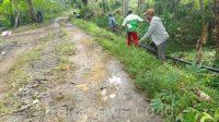 Pemasangan pipa air bersih bantuan dari PT Tirta Asasta Depok untuk korban bencana di Kampung Cisayar Desa Mekarsari, Kecamatan Nyalindung Kabupaten Sukabumi. (dok.Tirta Asasta Depok)