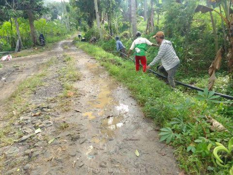 Pemasangan pipa air bersih bantuan dari PT Tirta Asasta Depok untuk korban bencana di Kampung Cisayar Desa Mekarsari, Kecamatan Nyalindung Kabupaten Sukabumi. (dok.Tirta Asasta Depok)