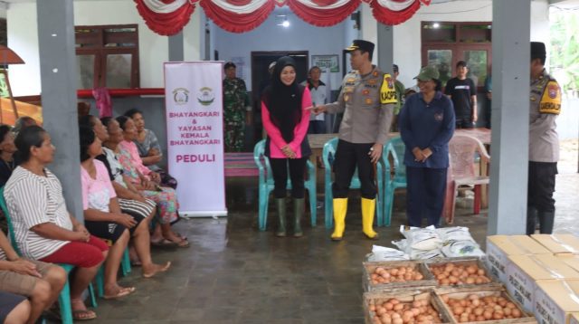 Polres Malang Salurkan Bantuan untuk Warga di Tiga Kecamatan Terdampak Banjir