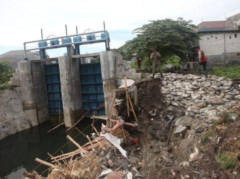 Wali Kota Surabaya, Eri Cahyadi melakukan inspeksi mendadak (sidak) ke lokasi tanggul penahan saluran yang jebol di Simo Hilir, Kelurahan Simo Mulyo Baru, Kecamatan Sukomanunggal, Surabaya pada Rabu (11/12/2024) pagi.