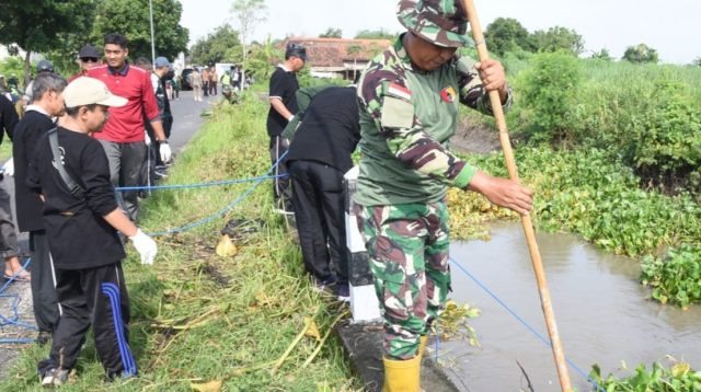 Pemkab Sidoarjo Gelar Jumat Bersih Bersama Kodim dan Polresta Sidoarjo 