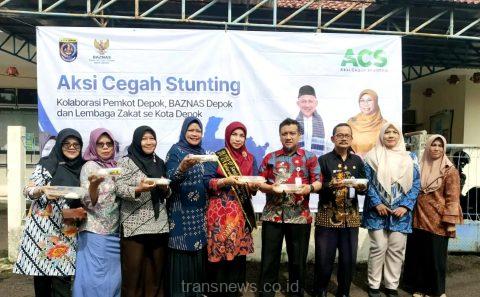 Denny Ferdian bersama PKK memberikan makanan tambahan kepada tujuh balita stunting. (dok pribadi. Lurah Pondok Jaya).