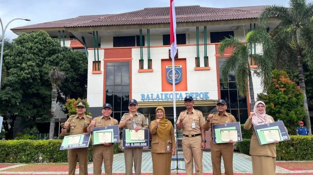 PJ Sekda Depok Berikan Penghargaan Wali Kota ke 5 Perangkat Daerah