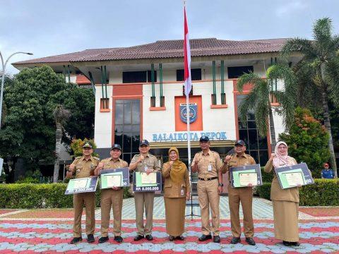 PJ Sekda Depok Berikan Penghargaan Wali Kota ke 5 Perangkat Daerah