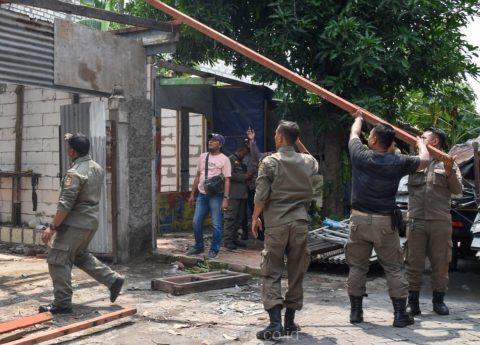 Amankan Aset Pemkot Surabaya, Satpol PP Tertibkan Puluhan Bangli di Jalan Tambak Wedi