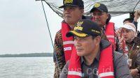 Plt. Bupati Sidoarjo H. Subandi Sidak HGB Laut di Desa Segoro Tambak, Kecamatan Sedati