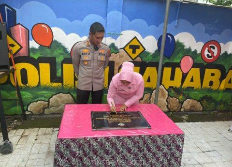 ketua bayangkari didampingin Kapolres Jember saat menandatangani Prasasti