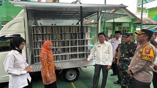 Gubernur Terpilih Jawa Timu Bersama Plt. Bupati Sidoarjo Tinjau Pelaksanaan Makan Bergizi Gratis di SMPN 1 Candi