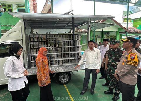 Gubernur Terpilih Jawa Timu Bersama Plt. Bupati Sidoarjo Tinjau Pelaksanaan Makan Bergizi Gratis di SMPN 1 Candi