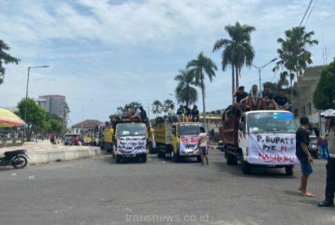 Para pendemo saat memasuki halaman depan kantor pemkab