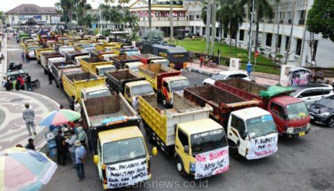 kendaraan parah pendemo berparkir di depan kantor pemkab