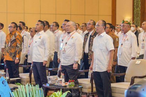 Adik Dwi Putranto (ADP) (kanan) kembali terpilih secara aklamasi sebagai Ketua Umum Kamar Dagang dan Industri (Kadin) Jawa Timur periode 2025-2030 dalam Musyawarah Provinsi (Muprov) ke VIII Kadin Jatim yang digelar di Shangri-La Hotel Surabaya, Senin malam (10/2/2025).