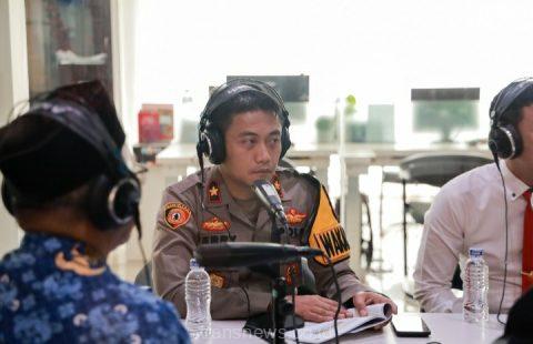 Saat Waka Polres Jember Kompol Ferri Dharmawan berikan dialog interaktif bertempat di studio RRI 1 Jember