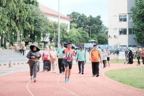 Warga Depok berolahraga di Depok Open Space (DOS). (dok. Diskominfo).