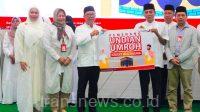 Direktur Bisnis Mikro, Ritel & Usaha Syariah bank jatim R. Arief Wicaksono dan didampingi oleh Direktur Keuangan, Treasury & Global Services bank jatim Edi Masrianto menyerahkan undian umroh.