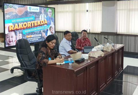 SURABAYA, transnews.co.id - Kepala Bidang Pemerintahan dan Pembangunan Manusia Bappeda Jatim, Kukuh Trisandi (tengah) saat memimpin Rakortekda Program Kerja Sama Pemerintah RI dengan UNICEF di Lt.3 Ruang Konsultasi Publik, Bappeda Jatim, Surabaya, Rabu (26/2/2025).