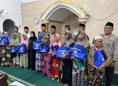 Angota Polres jember bersama penerima bantuan paket sembako lakukan foto bersama